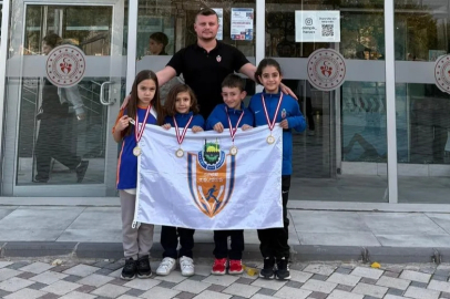 Bursa İnegöl'ün sporcuları yüzmede Türkiye dereceleriyle döndü